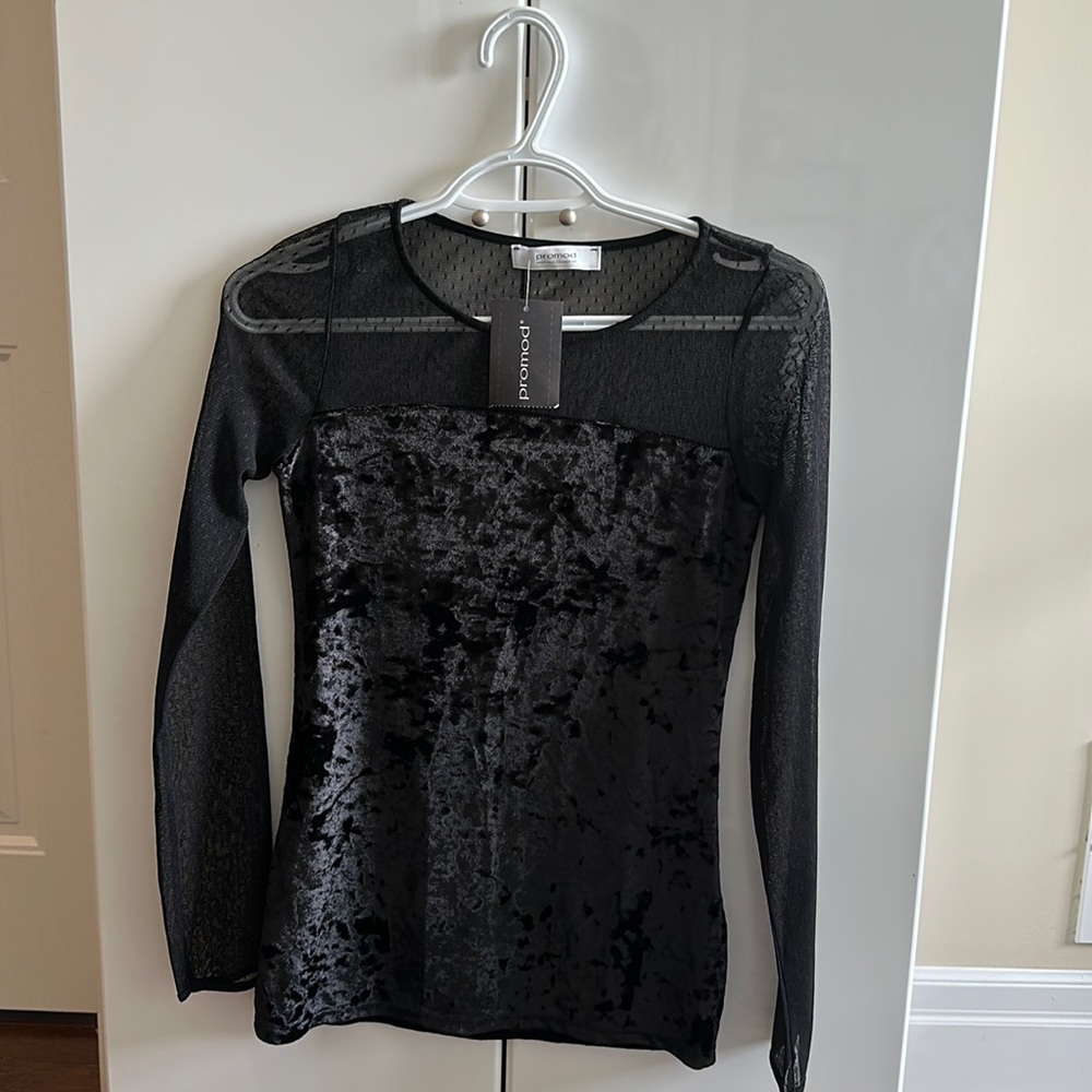 NEW! Velvet top with mesh sleeves